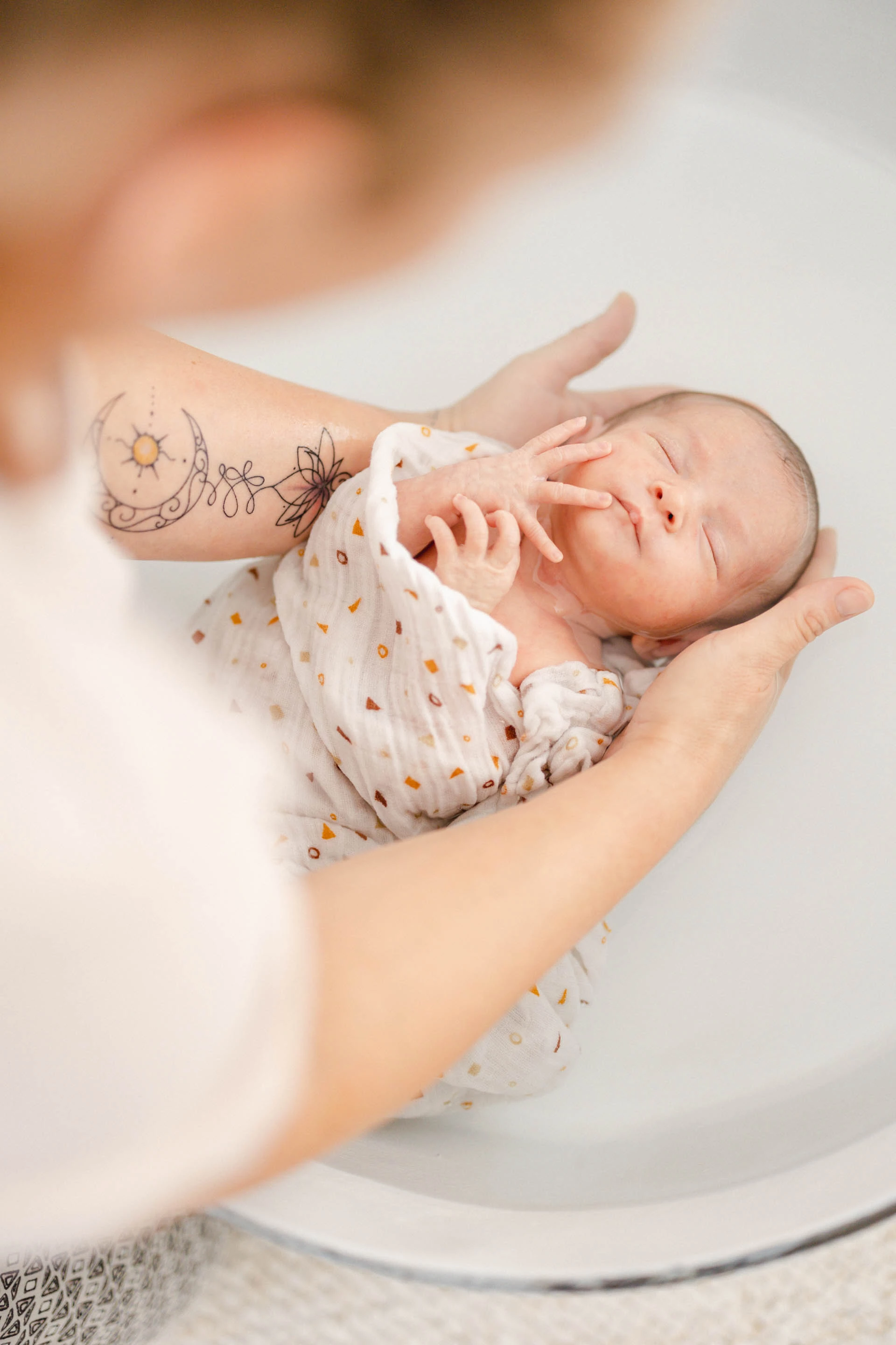 enfant marron gris bébé bain bébé